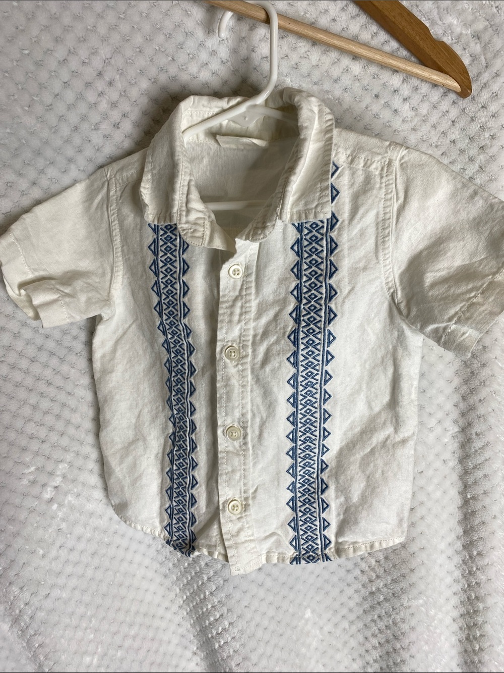 Crazy 8 Cream Short-Sleeve Button-Down Shirt with Blue Embroidery